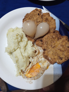 Una foto de Milanesas de cerdo con puré de papas