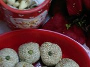 A picture of sesame and mawa laddu