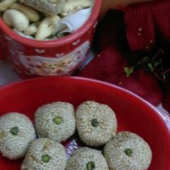 Til (Sesame) Mawa ladoos A picture of Til (Sesame) Mawa ladoos.