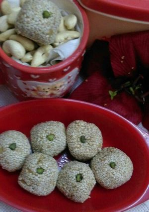 A picture of Til (Sesame) Mawa ladoos.