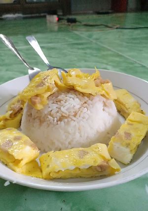 Hình của món Trứng ốp lết cuộn và cơm.