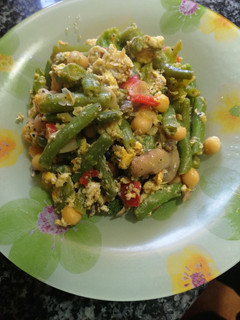 Una foto de Revuelto de verduras y garbanzos