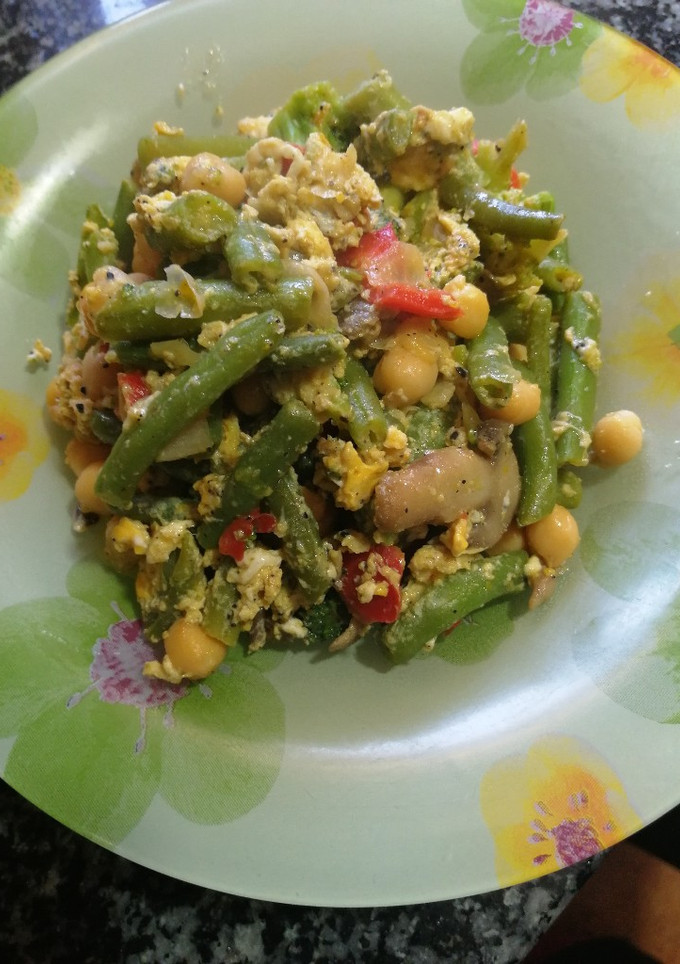 Una foto de Revuelto de verduras y garbanzos