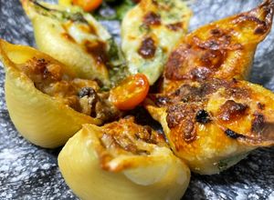 Una foto de Conchas de pasta rellenas en tres tipos ! Cangrejo, vegetales, champiñones y tocino