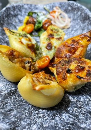 Una foto de Conchas de pasta rellenas en tres tipos ! Cangrejo, vegetales, champiñones y tocino