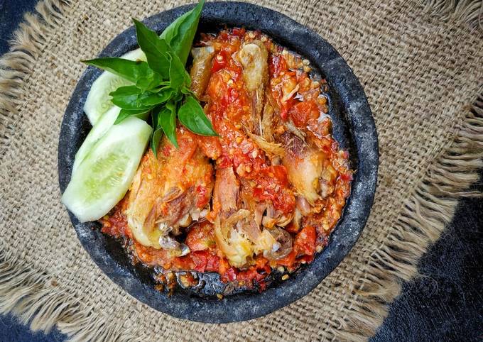 Resep Ayam Penyet Sambal Terasi: Nikmatnya Kuliner Tradisional Indonesia