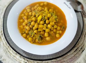 Una foto de Potaje de garbanzos con bacalao y berberechos