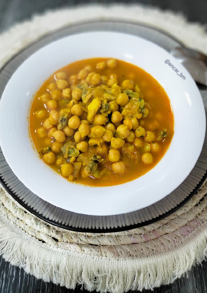 Una foto de Potaje de garbanzos con bacalao y berberechos