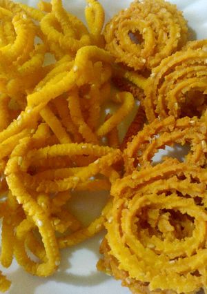 A picture of Chakoli and murukku.