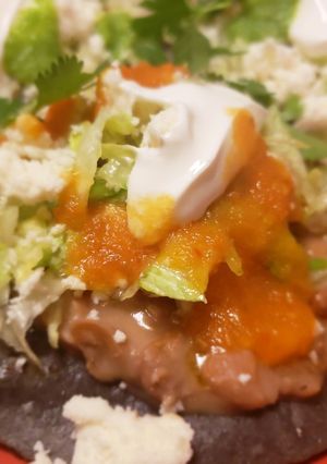 Una foto de Hueraz Tostadas de Frijol y Pollito🍗🤤