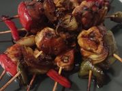 Una foto de brochetas de pollo oriental