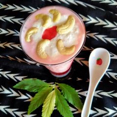 A picture of Strawberry lassi.