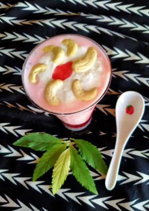 A picture of Strawberry lassi.