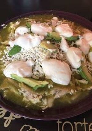 Una foto de (Chilaquiles en salsa verde con pollo)