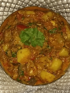 રીંગણ બટાકા નું શાક (Ringan Bataka Shak Recipe In Gujarati) રેસીપી મુખ્ય ફોટો