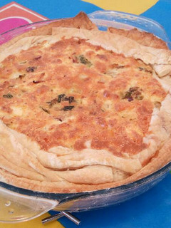 Una foto de Tarta salada de lechuga y queso