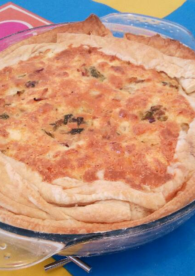 Una foto de Tarta salada de lechuga y queso