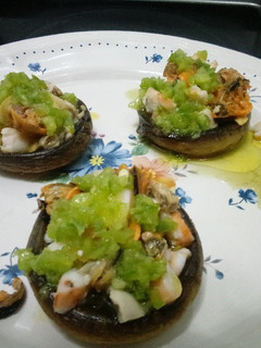 Una foto de Champiñones rellenos de marisco