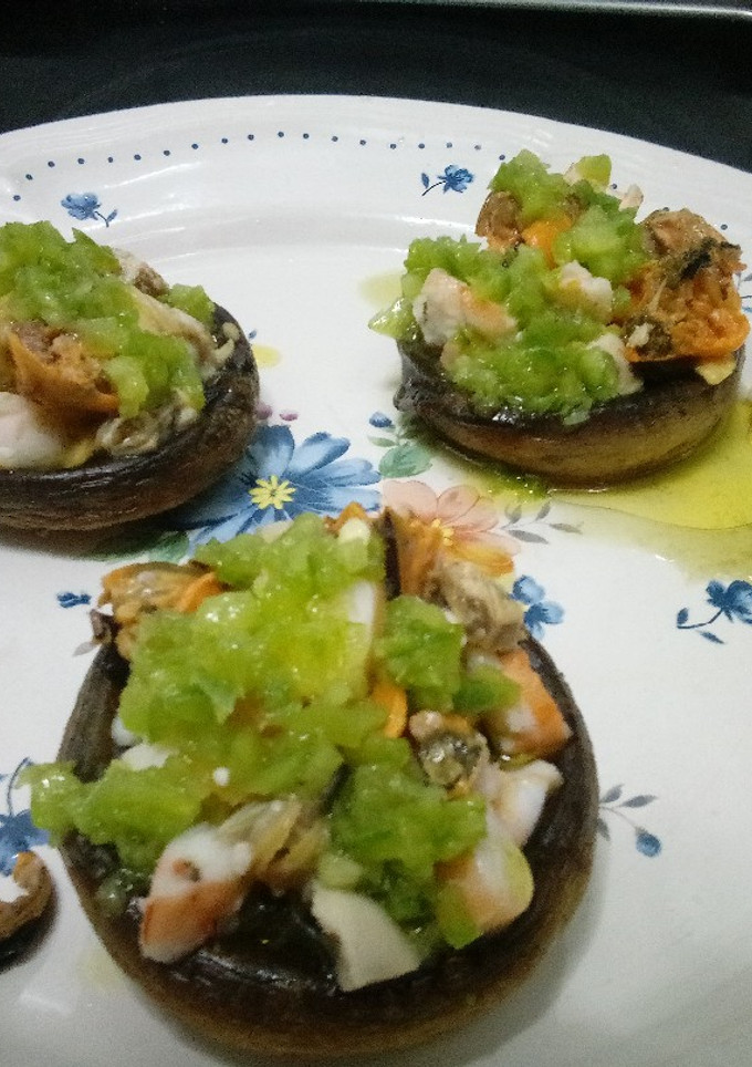 Una foto de Champiñones rellenos de marisco