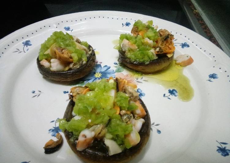 Champiñones rellenos de marisco