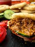 Arepas de ternera deshilachada en salsa de mostaza, miel y vegetales (versión normal y Mambo)