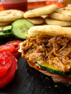 Una foto de Arepas de ternera deshilachada en salsa de mostaza, miel y vegetales (versión normal y Mambo)