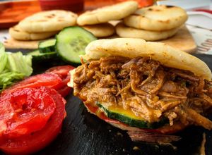 Foto principal de Arepas de ternera deshilachada en salsa de mostaza, miel y vegetales (versión normal y Mambo)