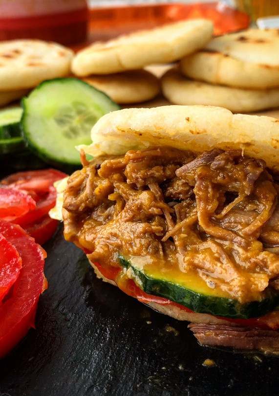 Una foto de Arepas de ternera deshilachada en salsa de mostaza, miel y vegetales (versión normal y Mambo)