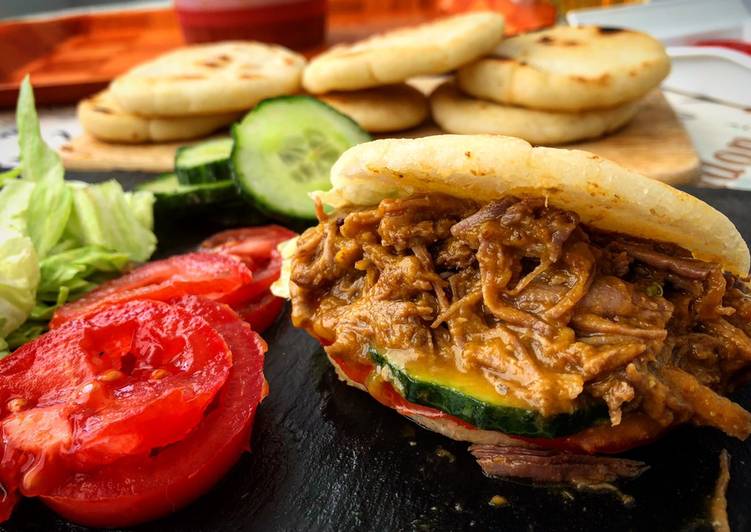 Arepas de ternera deshilachada en salsa de mostaza, miel y vegetales (versión normal y Mambo)