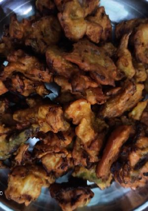 प्याज और मिर्च के पकौड़े (Pyaz aur mirch ke pakode recipe in hindi) रेसिपी मुख्य फोटो