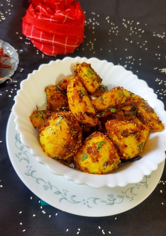 जोधपुरी आलू (jodhpuri aloo recipe in hindi) रेसिपी मुख्य फोटो
