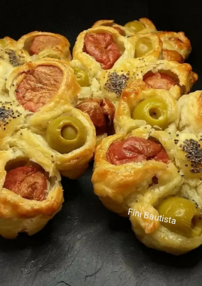 Una foto de Canapés flor de hojaldre con Frankfurt y aceitunas