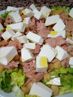 Una foto de Ensalada de garbanzos, queso fresco y atún