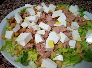 Foto principal de Ensalada de garbanzos, queso fresco y atún