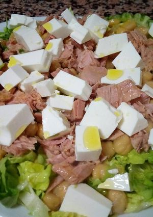 Foto principal de Ensalada de garbanzos, queso fresco y atún