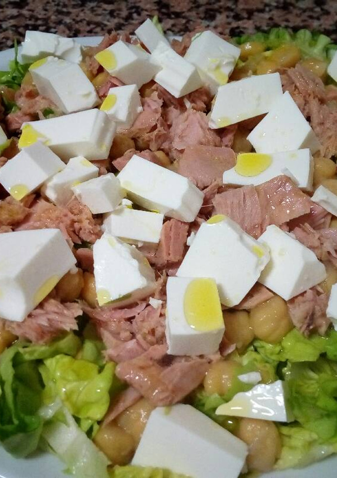 Una foto de Ensalada de garbanzos, queso fresco y atún