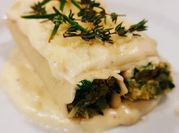 Una foto de canelón de acelga con salsa bechamel