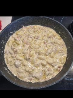 Una foto de Ñoquis con pollo y bacon en salsa de queso