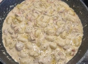 Una foto de Ñoquis con pollo y bacon en salsa de queso
