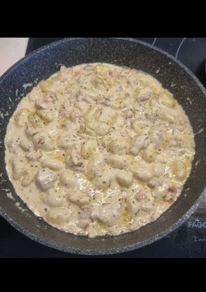Una foto de Ñoquis con pollo y bacon en salsa de queso