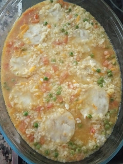 Una foto de Merluza con arroz y verduras en caldo al horno