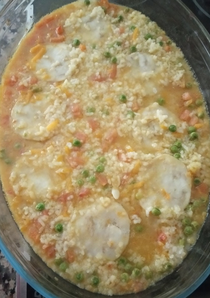 Una foto de Merluza con arroz y verduras en caldo al horno
