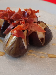 Una foto de Higos con queso, jamón y miel