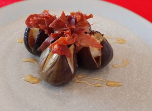 Una foto de Higos con queso, jamón y miel