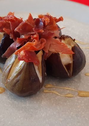 Una foto de Higos con queso, jamón y miel