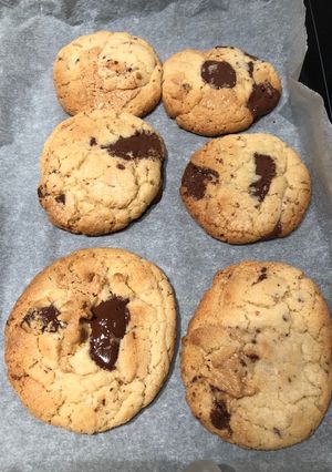 A picture of Gooey chocolate chip & peanut butter cookies 🍪.