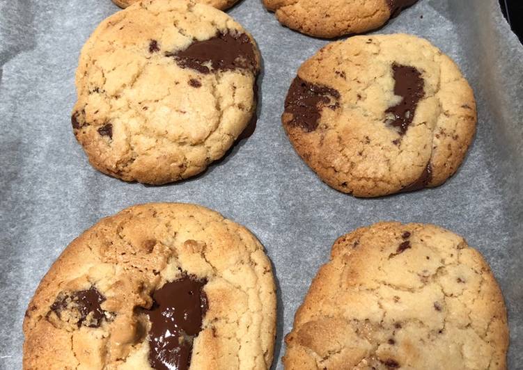 Recipe of Perfect Gooey chocolate chip & peanut butter cookies 🍪