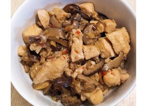 Hình của món Gà xào nấm.