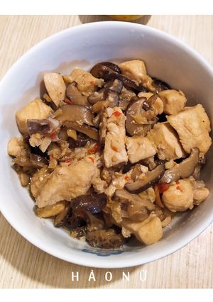 Hình của món Gà xào nấm.