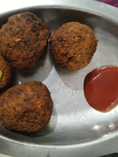 உருளைக்கிழங்கு கட்லெஇட்(potato cutlet recipe in tamil) செய்முறை முக்கிய புகைப்படம்